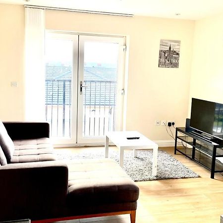 Holiday Flat In Central Slough Near To London Heathrow And Windsor With Free Car Park エクステリア 写真