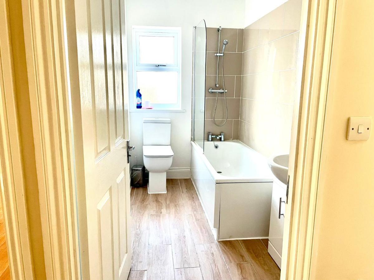 Holiday Flat In Central Slough Near To London Heathrow And Windsor With Free Car Park エクステリア 写真