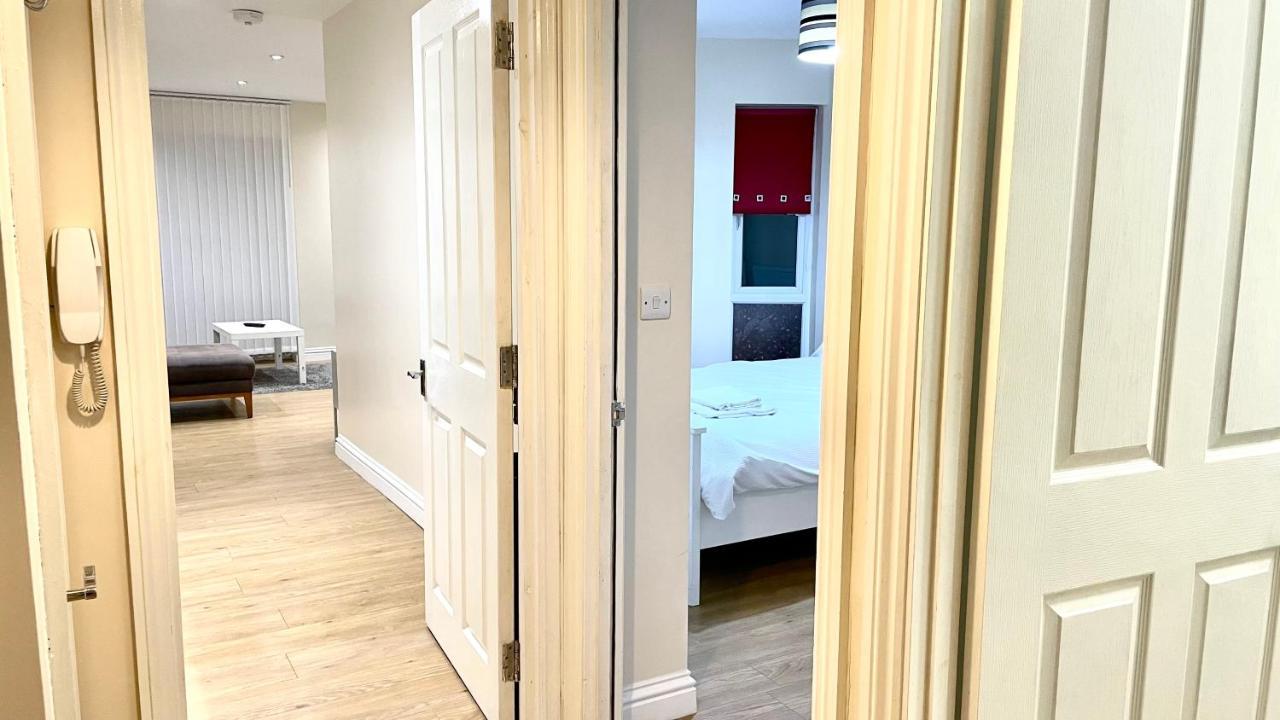Holiday Flat In Central Slough Near To London Heathrow And Windsor With Free Car Park エクステリア 写真