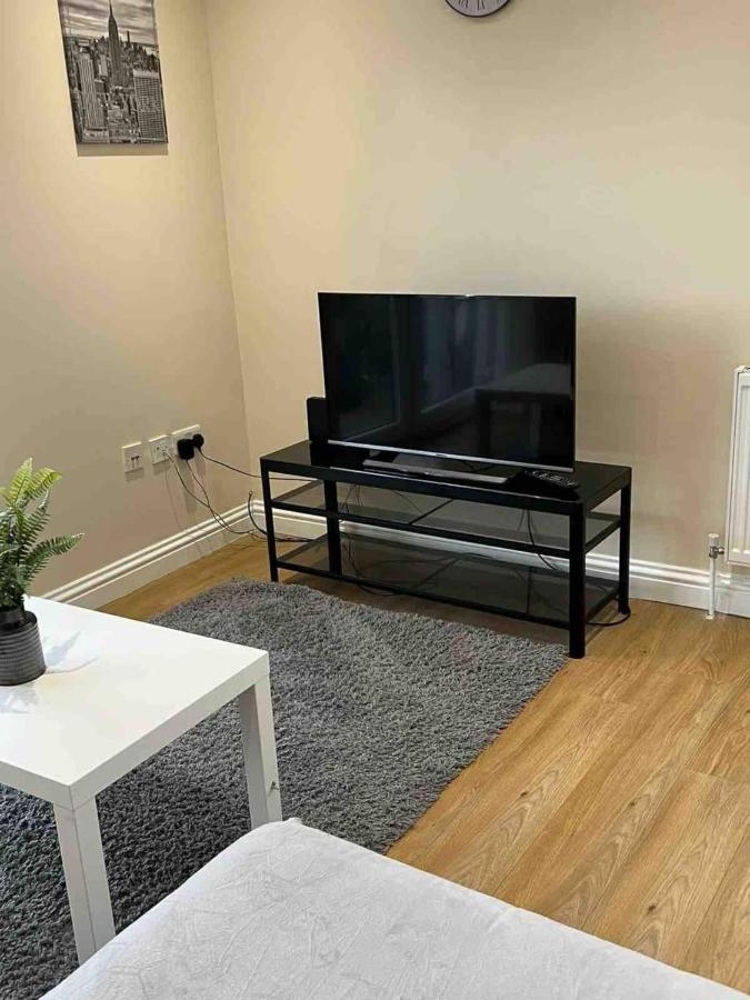 Holiday Flat In Central Slough Near To London Heathrow And Windsor With Free Car Park エクステリア 写真