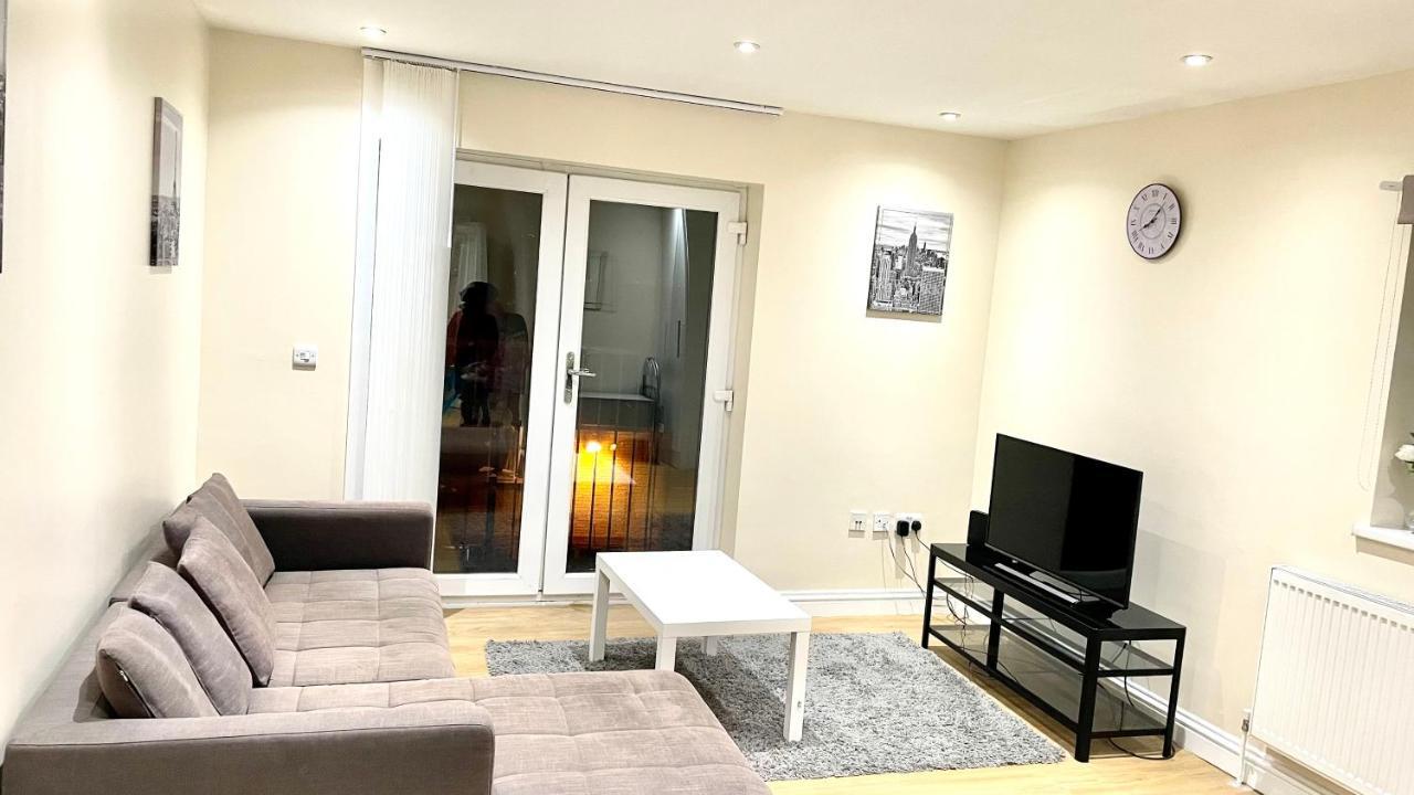 Holiday Flat In Central Slough Near To London Heathrow And Windsor With Free Car Park エクステリア 写真