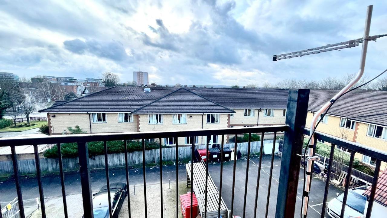 Holiday Flat In Central Slough Near To London Heathrow And Windsor With Free Car Park エクステリア 写真