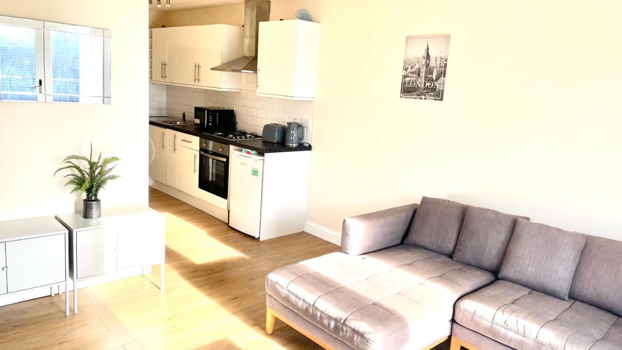 Holiday Flat In Central Slough Near To London Heathrow And Windsor With Free Car Park エクステリア 写真